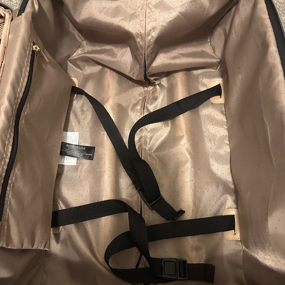 Reaction Kenneth Cole Chelsea 20” soft side Expandable 8-wheeled Carry-On - Picture 6 of 14